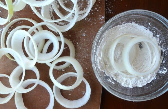 Beer-Battered Onion Rings in Flour