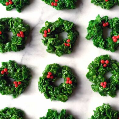 Rows of Marshmallow Christmas Wreaths on a white marble background