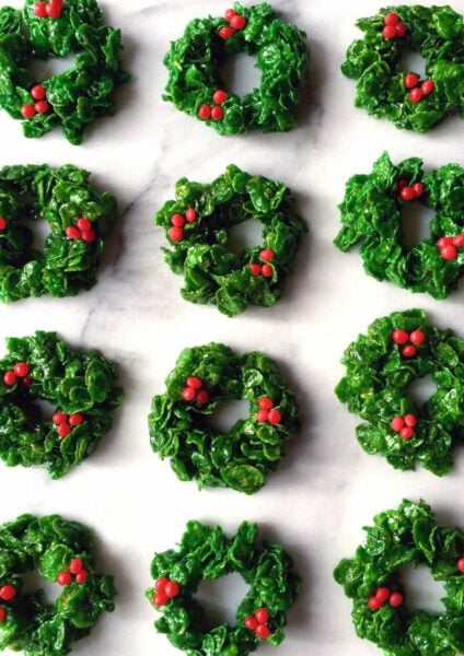 Rows of Marshmallow Christmas Wreaths on a white marble background