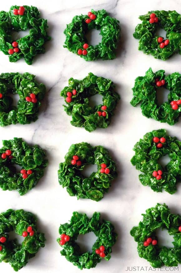 Rows of Marshmallow Christmas Wreaths on a white marble background