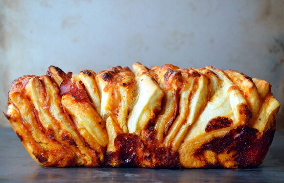 Pepperoni Pizza Pull-Apart Bread