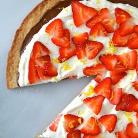 Strawberry-Mascarpone Dessert Pizza #recipe