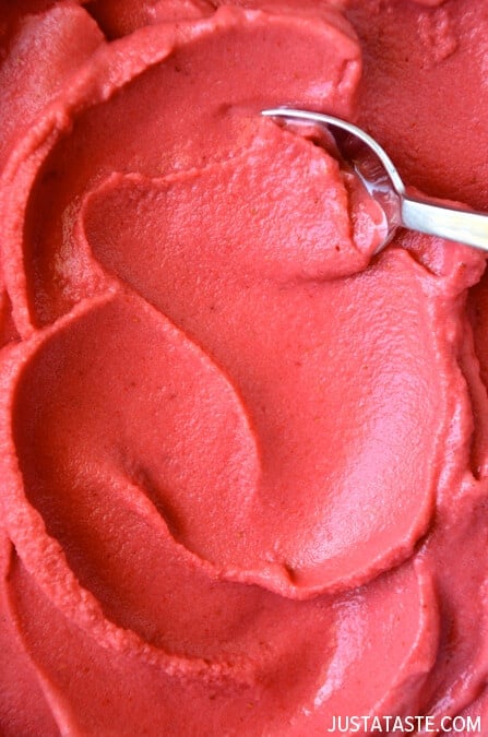 5-Minute Healthy Strawberry Frozen Yogurt #recipe