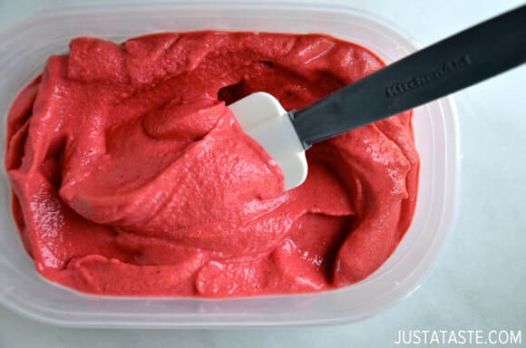 5-Minute Healthy Strawberry Frozen Yogurt | Homemade Ice Cream Recipes Everybody Can Enjoy