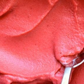 5-Minute Healthy Strawberry Frozen Yogurt