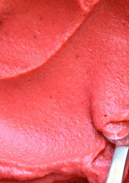 5-Minute Healthy Strawberry Frozen Yogurt