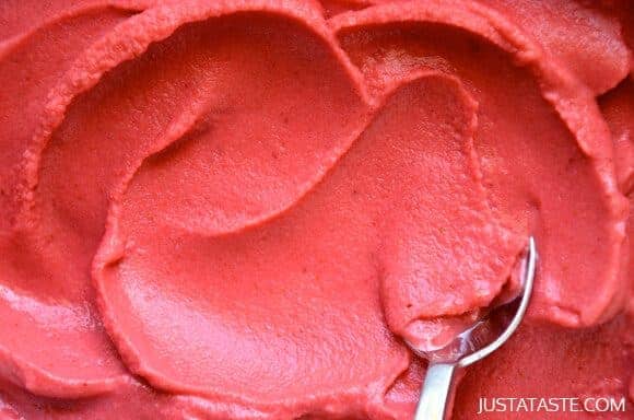 5-Minute Healthy Strawberry Frozen Yogurt Recipe