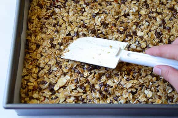 Easy Homemade Chocolate Chip Granola Bars #recipe