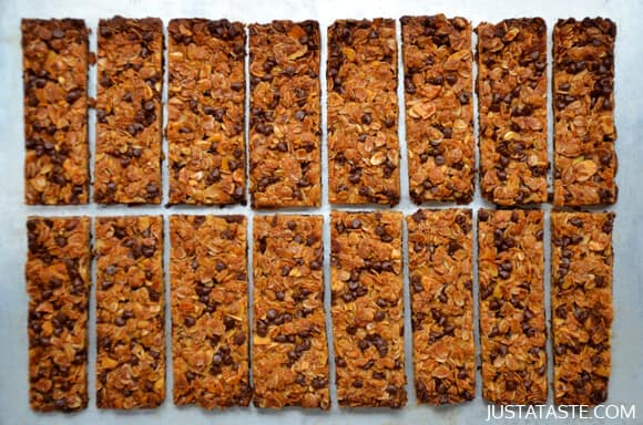 Easy Homemade Chocolate Chip Granola Bars #recipe