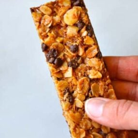 Easy Homemade Chocolate Chip Granola Bars #recipe