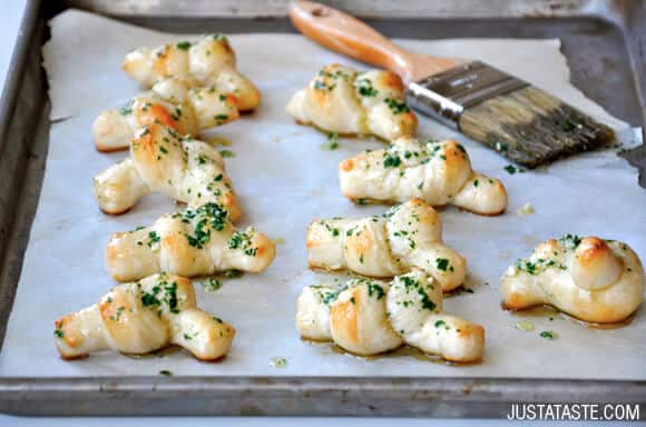 Easy Homemade Garlic Knots Recipe