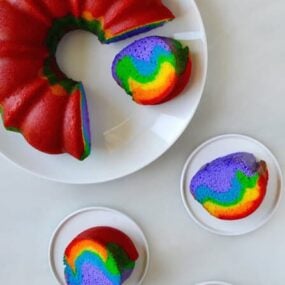 How to Make an Easy Rainbow Cake #recipe on justataste.com