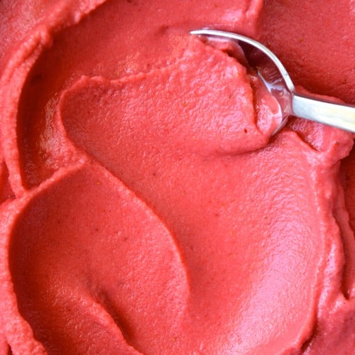 5-Minute Healthy Strawberry Frozen Yogurt