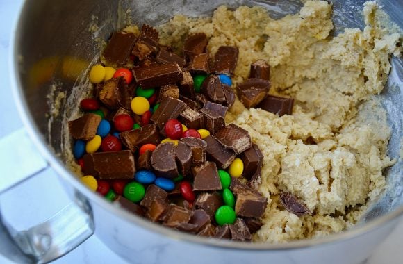Cookie dough batter with chocolate pieces