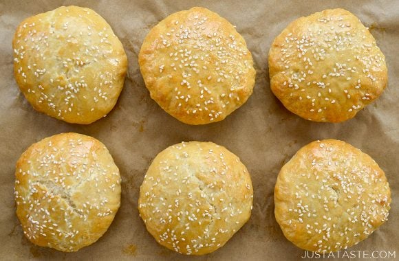 The best quick homemade burger buns with sesame seeds