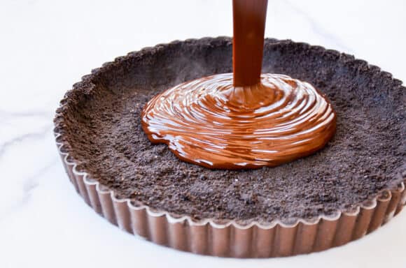 Chocolate filling be poured into Oreo crust