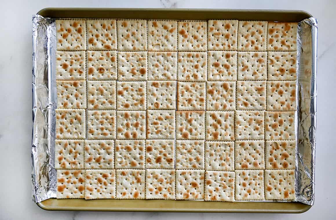 Una vista dall'alto di cracker salati in cima a una teglia rivestita di carta da forno