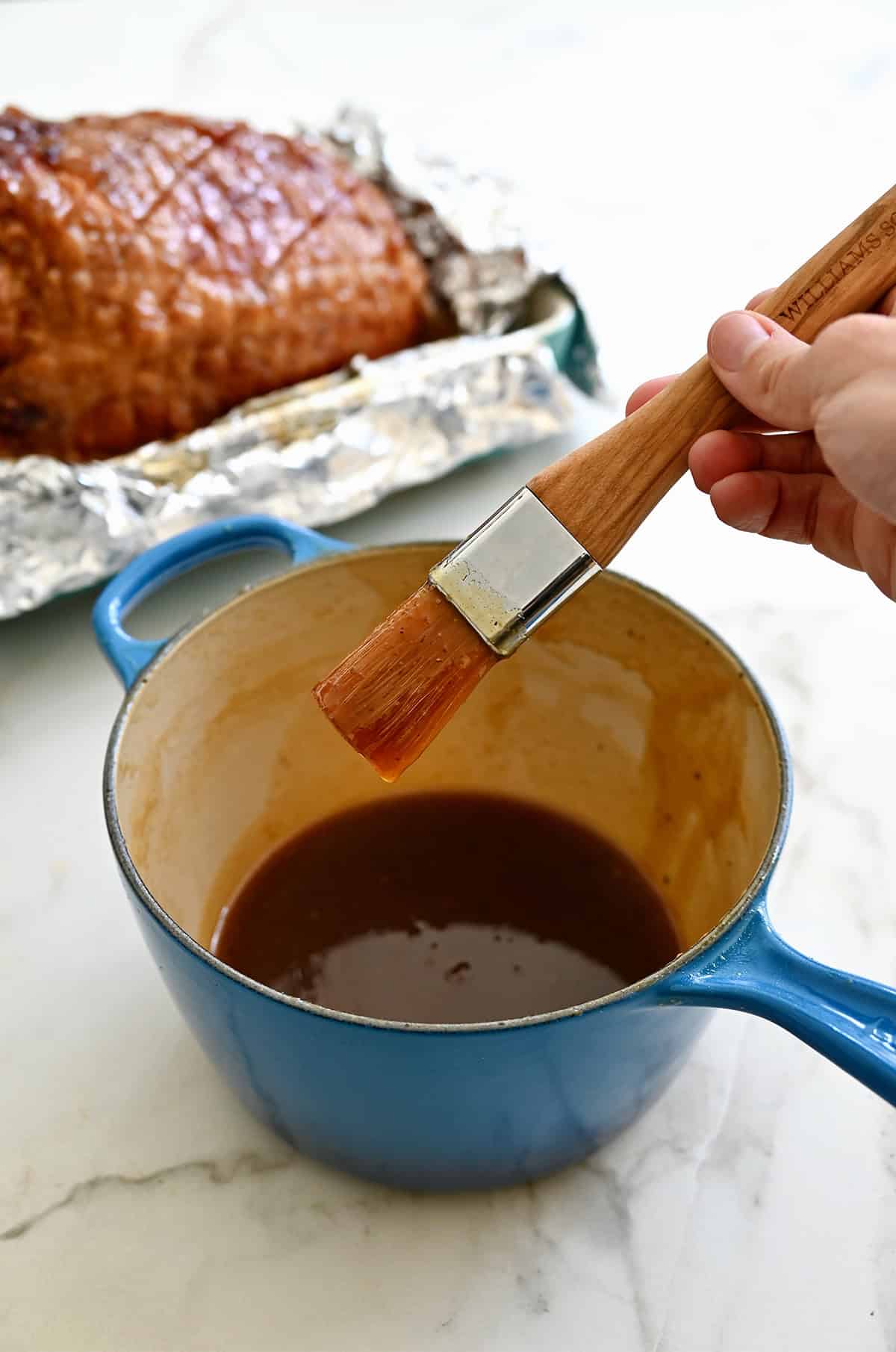 Sutirštintas medaus rudojo cukraus glazūra puode.