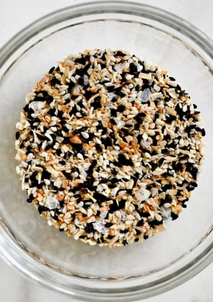 A homemade mix of everything bagel seasoning in a glass bowl.